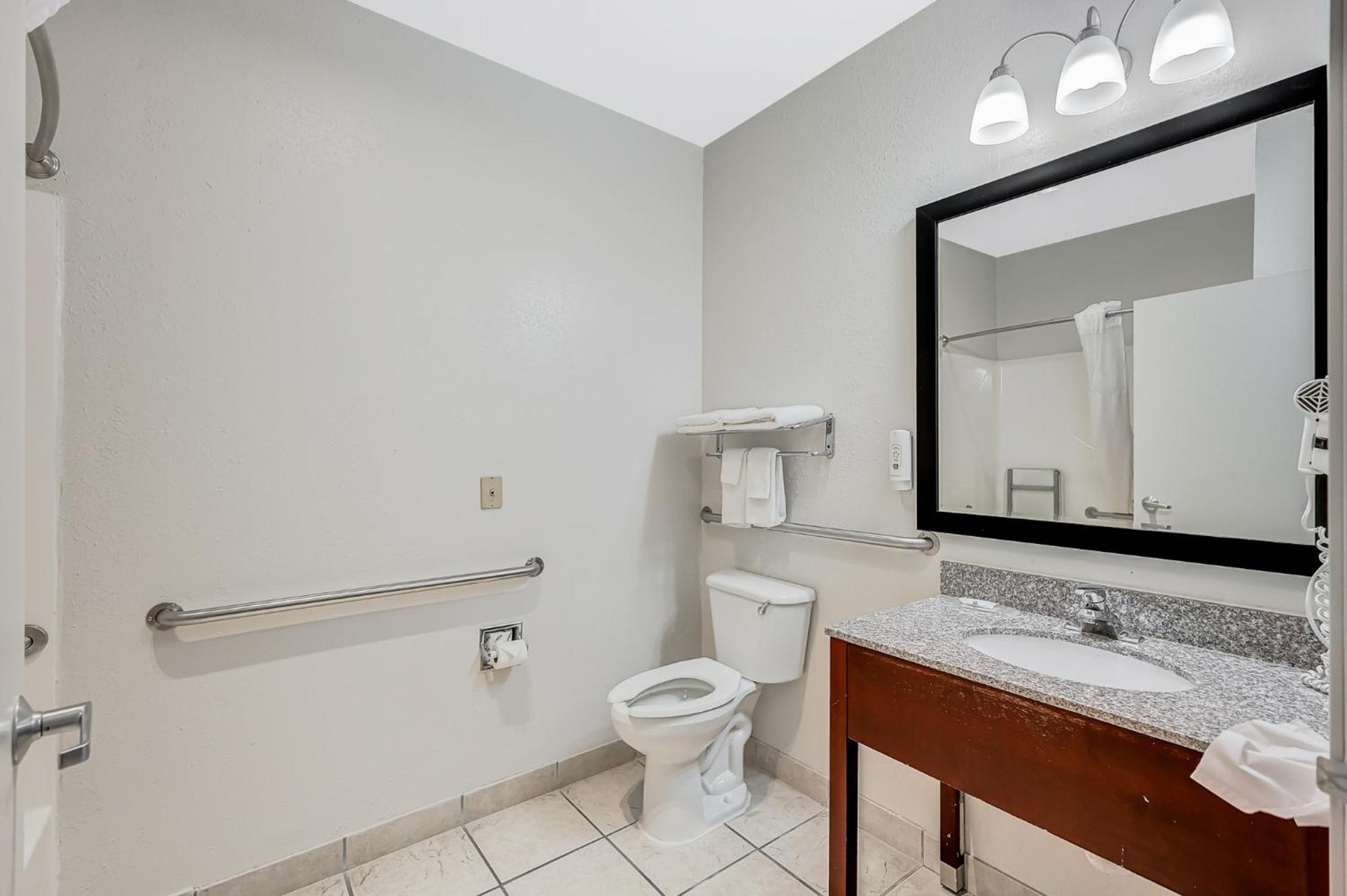 Quality Inn & Suites Of Liberty Lake Екстериор снимка